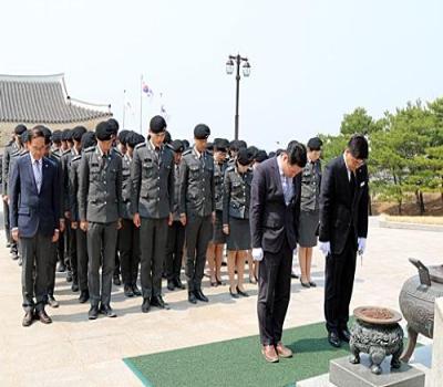 대구과학대학교 학생 참배 이미지