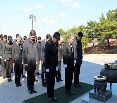 국립영천호국원 직원 현충탑 참배 및 무연고 묘소 돌보기 이미지