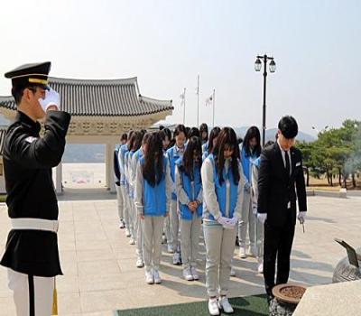 포항영일고등학교 학생 참배 이미지